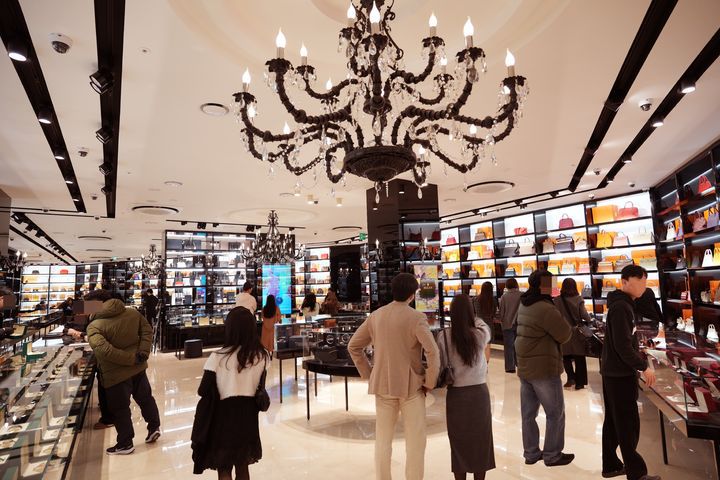 명품 가격 인상이 이어지고 있는 가운데 민트급 전문 캉카스백화점에 고객들이 북새통을 이루고 있다. *재판매 및 DB 금지