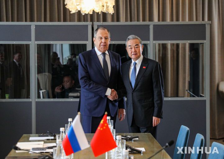 [요하네스버그=신화/뉴시스] 왕이 중국 공산당 중앙정치국 위원 겸 외교부장(오른쪽)이 지난 2월 20일(현지 시간) 남아프리카공화국 요하네스버그에서 열린 주요 20개국(G20) 외교장관회의에서 세르게이 라브로프 러시아 외무장관과 만나 악수하고 있다. 2025.04.01.