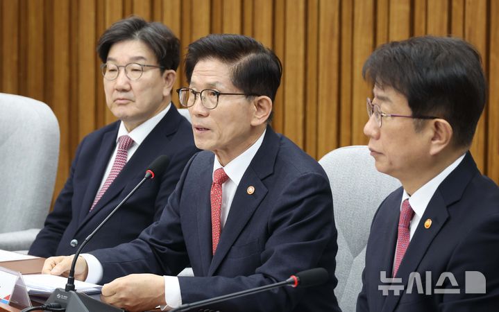 [서울=뉴시스] 조성봉 기자 = 김문수 고용노동부 장관이 21일 오전 서울 여의도 국회에서 열린 국민 안전점검 당정협의회에서 발언을 하고 있다. 2025.02.21. suncho21@newsis.com