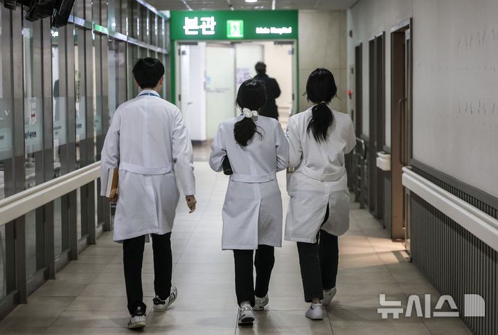 [서울=뉴시스] 정병혁 기자 =  서울시내 한 대학병원에서 의료진들이 이동하고 있다. 2025.02.21. jhope@newsis.com