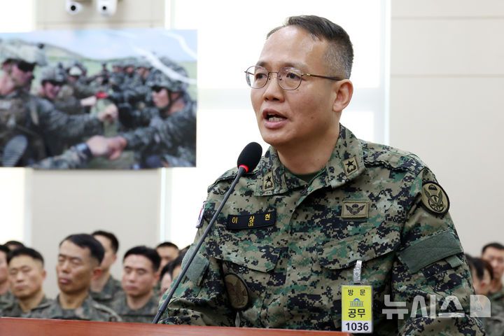 [서울=뉴시스] 조성우 기자 = 이상현 특수전사령부 제1공수여단장이 지난 2월 21일 오후 서울 여의도 국회에서 열린 윤석열 정부의 비상계엄 선포를 통한 내란 혐의 진상규명 국정조사 특별위원회 4차 청문회에서 의원 질의에 답변하고 있다. 2025.06.09. xconfind@newsis.com