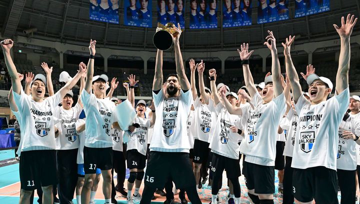 [서울=뉴시스] 황준선 기자 = 지난달 22일 오후 서울 중구 장충체육관에서 열린 2024-2025 V-리그 남자부 우리카드와 현대캐피탈의 경기에서 승리하며 정규리그 1위를 확정지은 현대캐피탈 선수들이 트로피를 들어올리며 기뻐하고 있다. (사진=한국배구연맹 제공) 2025.02.22. photo@newsis.com *재판매 및 DB 금지