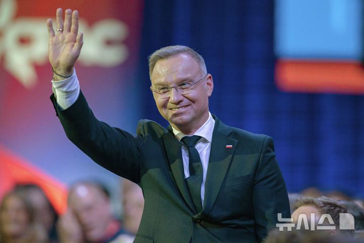 [옥손힐=AP/뉴시스] 안제이 두다 폴란드 대통령이 지난달 22일(현지 시간) 미국 메릴랜드주 옥손힐 게일로드 국립 리조트&컨벤션센터에서 열린 보수정치행동회의(CPAC)에서 도널드 트럼프 미국 대통령에게 손을 흔들고 있다. 2025.03.13.