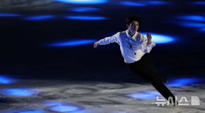 [서울=뉴시스] 고범준 기자 = 한국 차준환이 지난 2월23일 오후 서울 양천구 목동 아이스링크에서 열린 2025 ISU 4대륙 피겨 선수권대회 갈라쇼에서 화려한 무대를 선보이고 있다. 2025.02.23. bjko@newsis.com