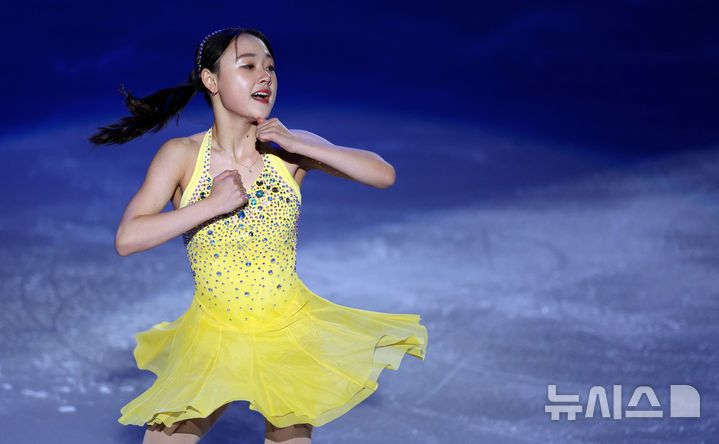 [서울=뉴시스] 고범준 기자 = 피겨 김채연이 지난 2월23일 오후 서울 양천구 목동 아이스링크에서 열린 2025 ISU 4대륙 피겨 선수권대회 갈라쇼에서 화려한 무대를 선보이고 있다. 2025.02.23. bjko@newsis.com