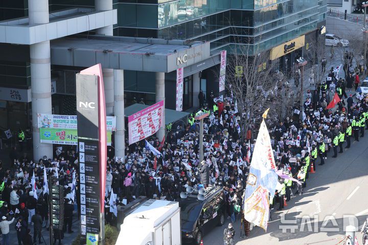 [부산=뉴시스] 하경민 기자 = 24일 오후 부산 금정구 부산대학교 정문 옆 NC백화점 입구에는 윤석열 대통령의 탄핵을 반대하는 부산대 학생들, 보수단체 지지자, 유튜버 등 수백명의 인파가 몰렸다. 2025.02.24. yulnetphoto@newsis.com