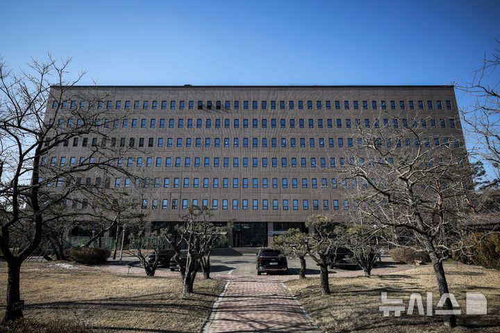 [과천=뉴시스] 정병혁 기자 =사진은 경기 과천시 정부과천청사 고위공직자범죄수사처(공수처). 2025.02.24. jhope@newsis.com