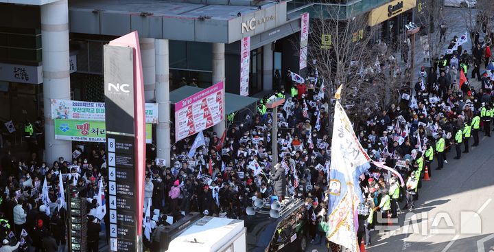 [부산=뉴시스] 하경민 기자 = 부산대학교 학생들로 구성된 '탄핵반대 법치주의자 효원인들'과 보수단체 등 250여명(경찰 추산)이 24일 부산 금정구 부산대 정문 앞에서 윤석열 대통령 탄핵을 반대하는 시국선언을 하고 있다. 2025.02.24. yulnetphoto@newsis.com