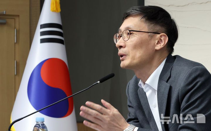 [세종=뉴시스] 강종민 기자 = 박금철 기획재정부 조세총괄정책관이 지난 25일 세종시 정부세종청사에서 2024년 세제개편 후속 17개 시행규칙의 개정을 추진한다고 밝히고 있다. 2025.02.26. ppkjm@newsis.com