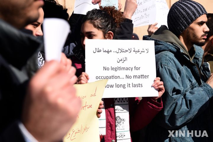 [ 다마스쿠스=신화/뉴시스] 시리아 다마스쿠스에서 올해 2월 25일 이스라엘군의 침략과 폭격에 항의하는 시위대.  2025.03.18.