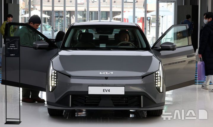 [서울=뉴시스] 이영환 기자 = 26일 오후 서울 성동구 기아 언플러그드 그라운드에 준중형 전기 세단 EV4가 전시되어 있다. 2025.02.27. 20hwan@newsis.com