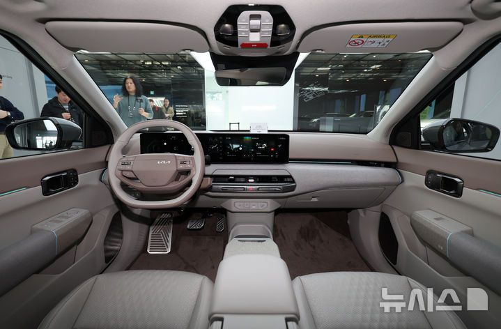 [서울=뉴시스] 이영환 기자 = 26일 오후 서울 성동구 기아 언플러그드 그라운드에 준중형 전기 세단 EV4가 전시되어 있다. 2025.02.27. 20hwan@newsis.com