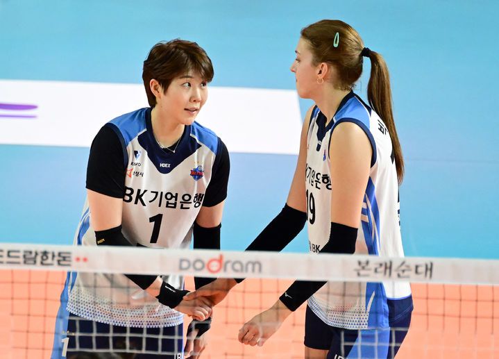 [서울=뉴시스] 프로배구 IBK기업은행 이소영(왼쪽)과 빅토리아가 지난 12일 대전충무체육관에서 열린 도드람 2024~2025 V-리그 여자부 정관장과의 경기에서 서로를 격려하고 있다. (사진=KOVO 제공) 2025.02.12 *재판매 및 DB 금지