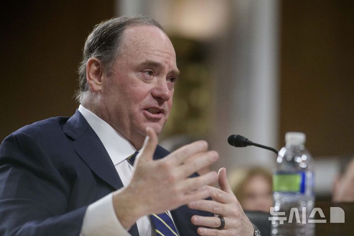 [워싱턴=AP/뉴시스]지난 2월 27일(현지 시간) 미국 워싱턴 국회의사당에서 당시 미국 해군성 장관 지명자 신분이었던 존 펠란이 상원 군사위원회 청문회에 출석해 발언하고 있다. 2025.04.28.