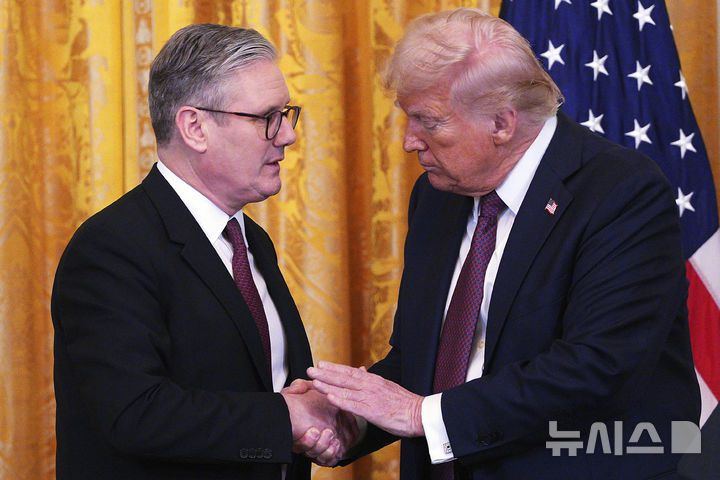 [워싱턴=AP/뉴시스] 도널드 트럼프(오른쪽) 미국 대통령과 키어 스타머 영국 총리가 지난달 27일(현지 시간) 백악관 이스트룸에서 공동 기자회견 중 악수하고 있다. 2025.03.31.