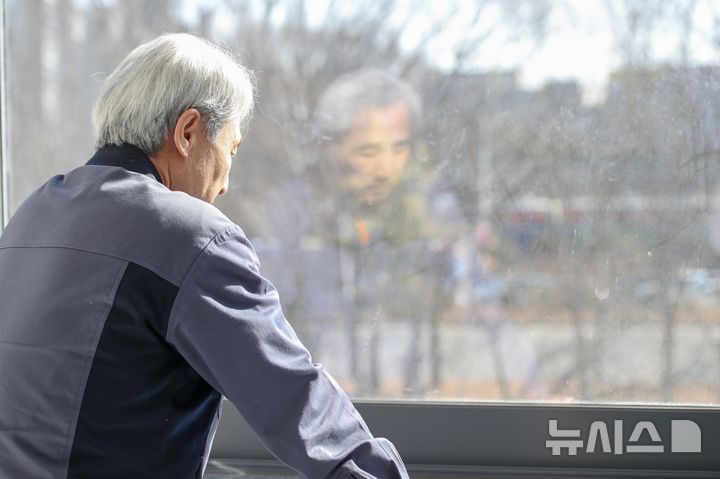 [서울=뉴시스]노인 우울증은 노화나 질환으로 약해진 뇌에 노년기 겪게 되는 다양한 스트레스가 더해져 나타난다. 특히 집중력, 기억력 저하 등을 유발할 수 있고 심하면 치매로 혼동할 수 있다. 방치하면 무기력증 등이 나타나 건강 관리에도 악영향을 미쳐 주의해야 한다. (사진=고려대 안산병원 제공) 2025.02.28. photo@newsis.com.