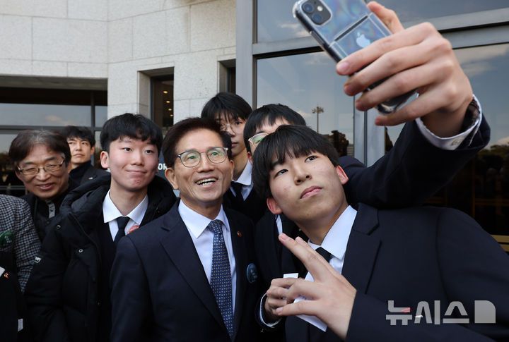 [대구=뉴시스] 이무열 기자 = 김문수 고용노동부 장관이 28일 대구 달서구 문화예술회관 팔공홀에서 열린 ‘제65주년 2·28민주운동 기념식’을 마친 뒤 학생들과 기념촬영을 하고 있다. 2025.02.28. lmy@newsis.com