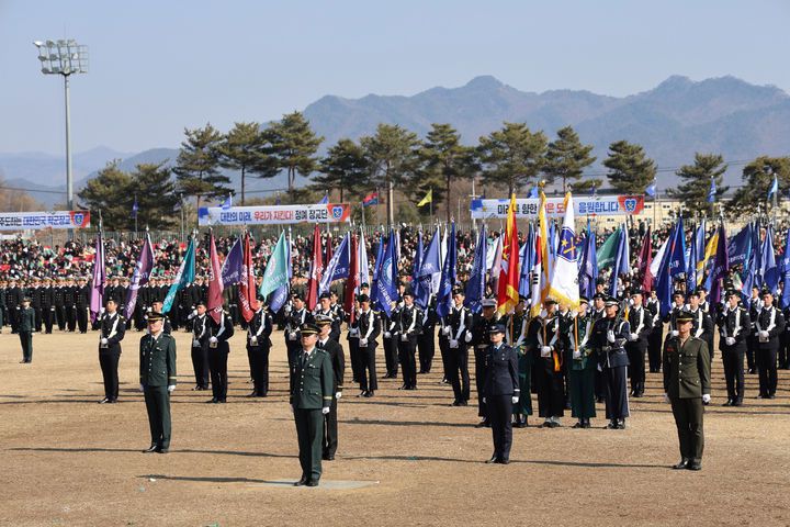 [서울=뉴시스] 추상철 기자 = 28일 충북 괴산군 육군학생군사학교에서 '2025년 대한민국 학군장교 임관식'이 열리고 있다. (사진= 육군 제공) 2025.02.28. photo@newsis.com *재판매 및 DB 금지