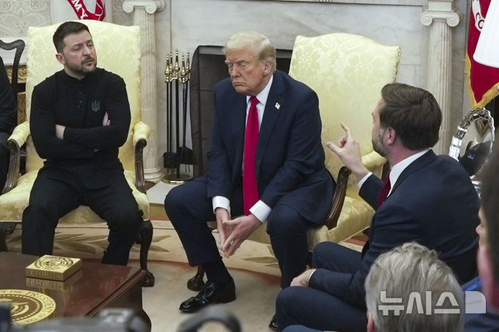 [워싱턴=AP/뉴시스] 도널드 트럼프(가운데) 미국 대통령과 볼로디미르 젤렌스키 우크라이나 대통령이 지난 2월 28일(현지 시간) 백악관 집무실에서 회담 하며 J.D. 밴스 부통령의 얘기를 듣고 있다. 이날 정상회담은 설전 끝에 파행으로 조기 종료됐다. 2025.08.18.