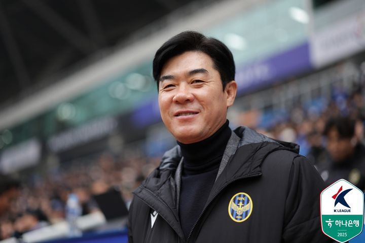 [서울=뉴시스] 프로축구 K리그2 인천유나이티드의 윤정환 감독. (사진=한국프로축구연맹 제공) *재판매 및 DB 금지