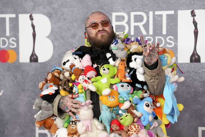 [런던=AP/뉴시스] 테디 스윔스 '브릿 어워즈 2025' 레드카펫 모습.