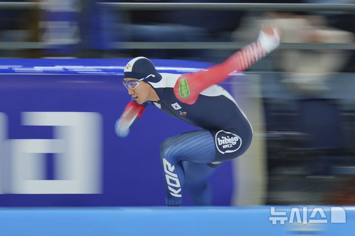[헤이렌베인=AP/뉴시스] 김준호가 2일(현지 시간) 네덜란드 헤이렌베인 티알프 아이스 아레나에서 열린 2024-25 국제빙상경기연맹(ISU) 스피드스케이팅 월드컵 6차 남자 500m 경기를 펼치고 있다. 김준호는 34초55의 기록으로 4위를 차지하며 메달은 따내지 못했다. 2025.03.03.