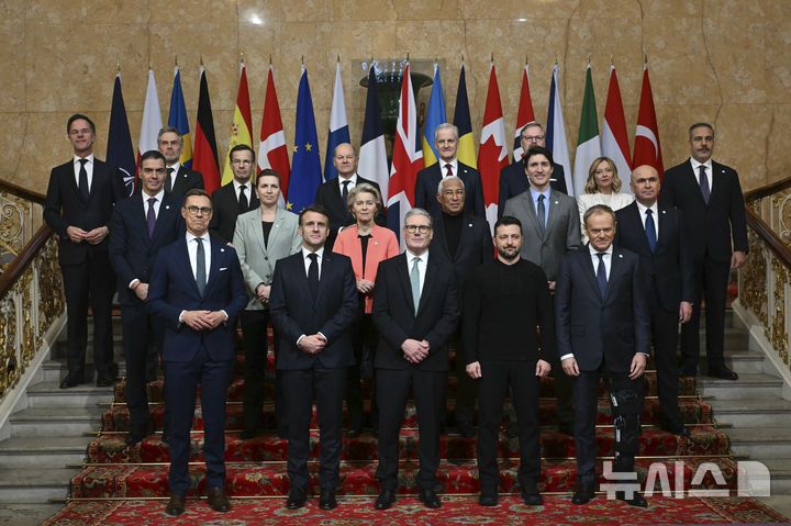 [런던=AP/뉴시스] 키어 스타머 영국 총리(앞줄 가운데)가 지난달 2일(현지 시간) 런던 캥커스터하우스에서 우크라이나 종전을 논의하기 위한 유럽 특별 정상회의를 주최했다. 2025.04.26.