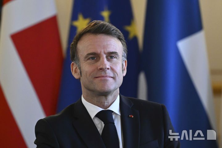 [런던=AP/뉴시스] 에마뉘엘 마크롱 프랑스 대통령은 25일(현지 시간) 베트남 하노이에 도착하며 동남아시아 3국 순방을 시작했다고 프랑스24, AFP통신이 보도했다. 사진은 마크롱 대통령이 지난 3월 2일 영국 런던 랭커스터하우스에서 열린 우크라이나 관련 유럽 특별 정상회의에 참석한 모습. 2025.05.26.