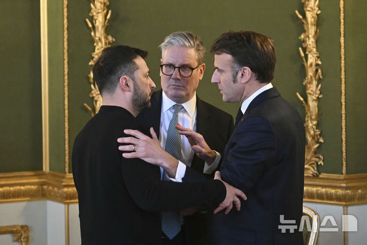 왼쪽부터 볼로디미르 젤렌스키 우크라이나 대통령과 키어 스타머 영국 총리, 에마뉘엘 마크롱 프랑스 대통령. (AP 자료사진=뉴시스DB)