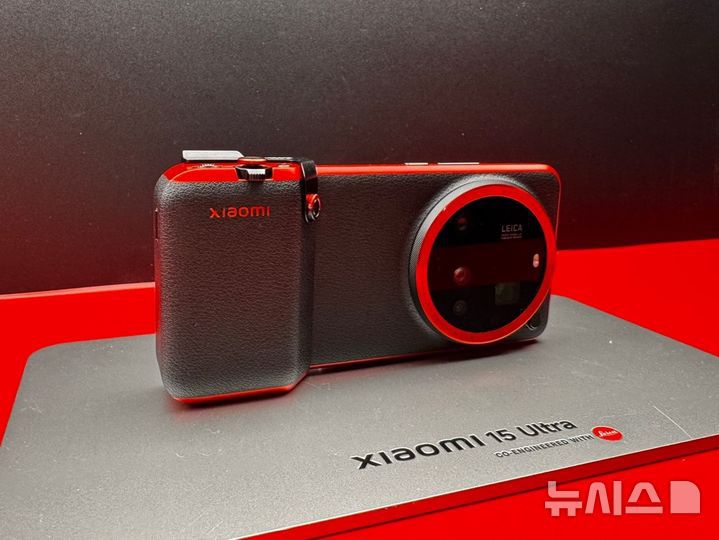 [바르셀로나(스페인)=뉴시스] 심지혜 기자 = 샤오미가 공개한 샤오미 15 울트라 전용 전문 사진 키트 액세서리. 셔터와 심도 조절 기능 등을 물리적으로 이용할 수 있다. 시그니처 레드 데코 링과 패스트샷 모드에 최적화된 맞춤형 사용자 인터페이스, 탈착식 엄지 지지대와 셔터 버튼 등을 탑재했다. 2025.03.04. siming@newsis.com