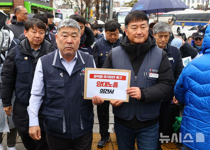 [서울=뉴시스] 황준선 기자 = 양경수(오른쪽) 민주노총 위원장과 김동명 한국노총 위원장이 4일 서울 종로구 헌법재판소 앞에서 윤석열 즉각 파면 촉구 양대노총 기자회견을 마친 뒤 의견서 전달을 위해 이동하고 있다. 2025.03.04. hwang@newsis.com