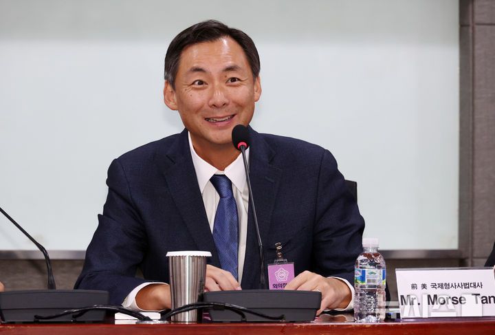 [서울=뉴시스] 조성우 기자 = 6일 오전 서울 여의도 국회 의원회관에서 열린 대한민국 자유민주주의·법치주의 위기와 한미 자유동맹의 길 : 모스 탄 전 미국 국제형사사법 대사 초청 세미나에서 모스 탄 전 대사가 발언하고 있다. 2025.03.06. xconfind@newsis.com