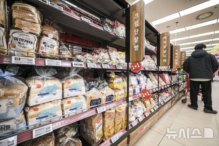 [서울=뉴시스] 정병혁 기자 = 5일 서울시내 대형마트를 찾은 시민들이 장을 보고 있다. 2025.03.05. jhope@newsis.com