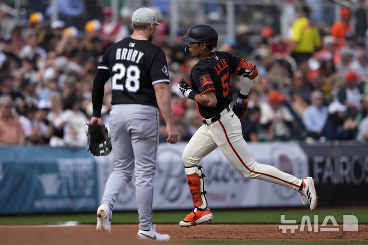 [스코츠데일=AP/뉴시스] 샌프란시스코 자이언츠의 이정후가 6일(현지 시간) 미 애리조나주 스코츠데일 스타디움에서 열린 2025 MLB 시범경기 시카고 화이트삭스와 경기 3회 말 2점 홈런을 친 뒤 베이스를 돌고 있다. 이정후는 6회 교체 전까지 3타수 1안타(1홈런) 2타점 1득점으로 활약했고 팀은 7-3으로 승리했다. 2025.03.07.