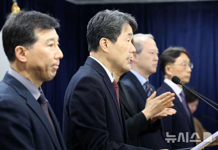[서울=뉴시스] 배훈식 기자 = 이주호 사회부총리 겸 교육부 장관이 7일 오후 서울 종로구 정부서울청사에서 의과대학 학생 복귀 및 교육 정상화 관련 브리핑을 하고 있다. 2025.03.07. dahora83@newsis.com