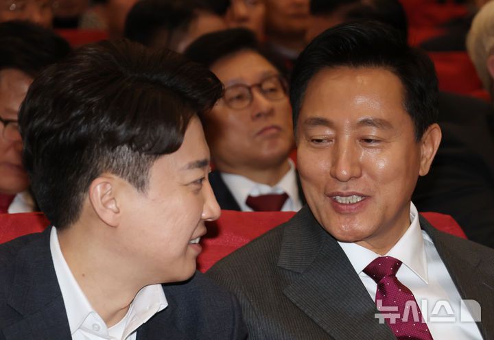 [서울=뉴시스] 고승민 기자 = 오세훈 서울시장과 이준석 개혁신당 의원이 7일 서울 여의도 국회 의원회관에서 열린 지방분권형 헌법 개정 국회 대토론회에서 대화하고 있다. 2025.03.07. kkssmm99@newsis.com