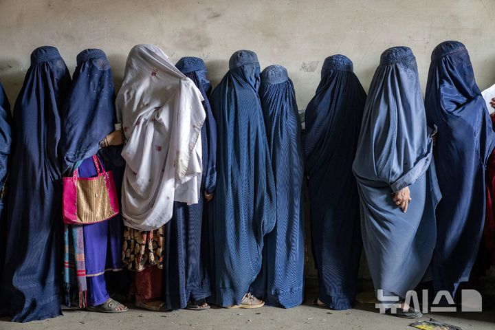 [카불=AP/뉴시스] 유엔이 세계 여성의 날(3월 8일)을 맞아 아프가니스탄을 통제하는 탈레반 당국에 여성들에 대한 억압을 중단하라고 촉구했다. 2023년 5월 23일 아프간 카불 도심의 부르카를 착용한 여성들의 모습. 2025.03.09