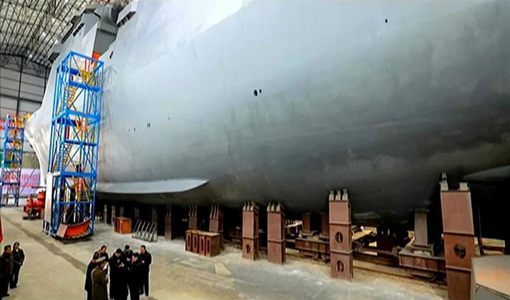 [서울=뉴시스] 김정은 북한 국무위원장이 핵 추진 잠수함 등 함선·함정 건조 사업 실태를 시찰했다고 조선중앙TV가 8일 보도했다. (사진= 조선중앙TV 캡처) 2025.03.08. *재판매 및 DB 금지