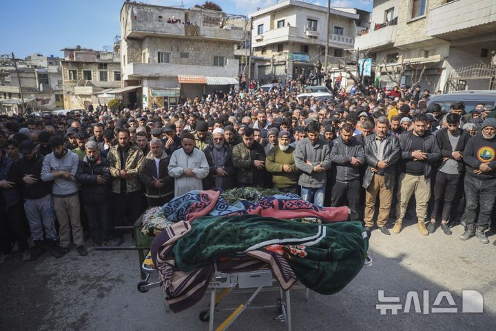 [AP/뉴시스] 이곳 출신으로 살해된 신정부 군인에 대한 기도. 이들립주는 신정부 탄생의 아사드 반정부군 집결지이며 라카티아는   아사드 고향으로 옛정권 수혜지였다.