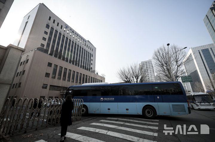 [서울=뉴시스] 정병혁 기자 = '서부지법 난동 사태' 관련 첫 재판이 열린 지난 10일 서울 마포구 서울서부지방법원으로 호송버스가 들어가고 있다. 2025.03.10. jhope@newsis.com