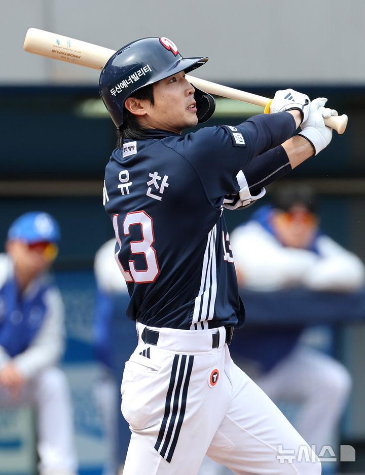 [대구=뉴시스] 이무열 기자 = 10일 대구 수성구 삼성라이온즈파크에서 열린 프로야구 ‘2025 신한 SOL 뱅크 KBO 리그’ 두산 베어스와 삼성 라이온즈의 시범경기, 4회초 2사 1,2루 상황에서 두산 이유찬이 2타점 3루타를 때리고 있다. 2025.03.10. lmy@newsis.com