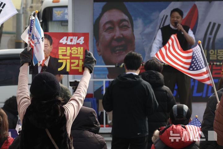 [서울=뉴시스] 김명년 기자 = 윤석열 대통령 석방 사흘째인 10일 오후 서울 용산구 한남동 관저 앞에서 윤 대통령 지지자들이 ‘좌파 시위대 침입 방지 및 대통령 복귀 기원 집회‘를 열고 있다 2025.03.10. kmn@newsis.com