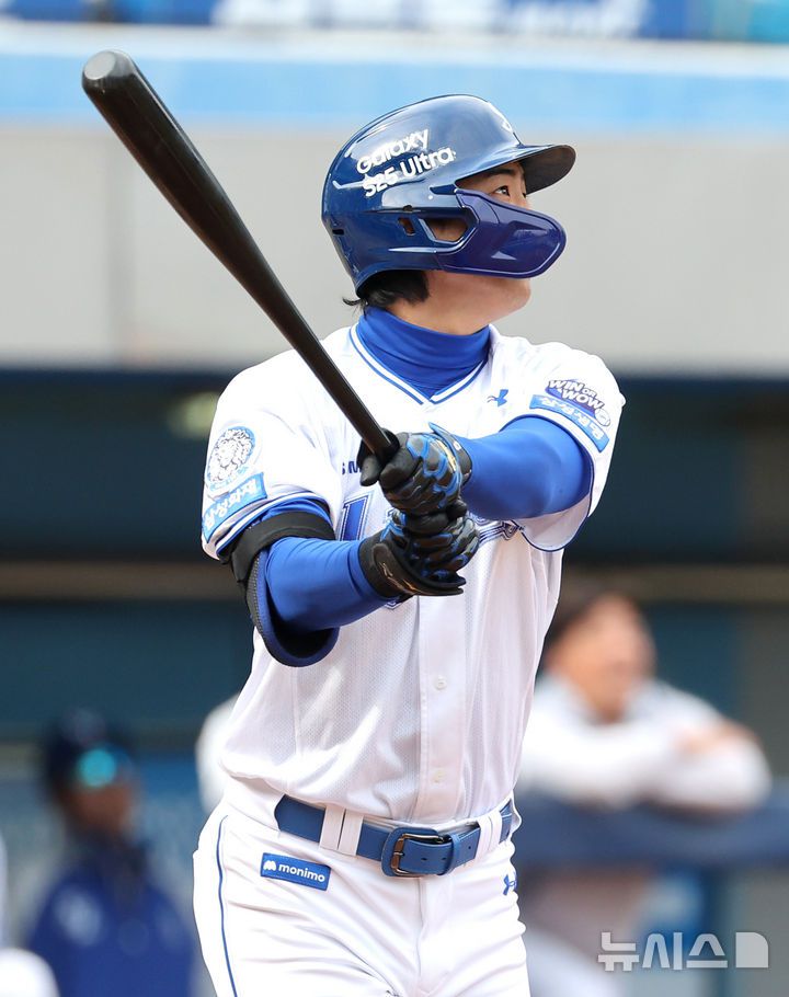 [대구=뉴시스] 이무열 기자 = 10일 대구 수성구 삼성라이온즈파크에서 열린 프로야구 ‘2025 신한 SOL 뱅크 KBO 리그’ 두산 베어스와 삼성 라이온즈의 시범경기, 5회말 2사 만루 상황에서 삼성 구자욱이 역전 3타점 2루타를 때리고 있다. 2025.03.10. lmy@newsis.com