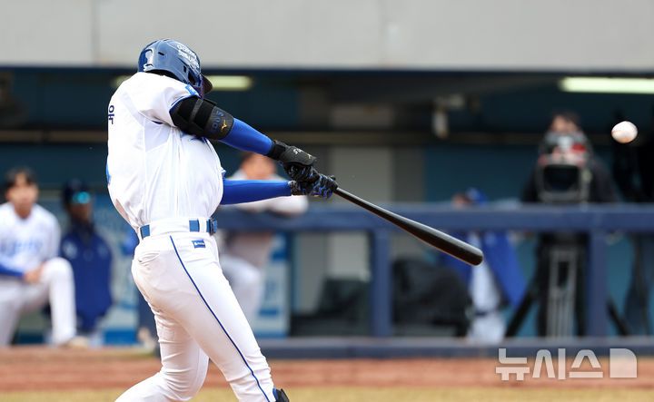 [대구=뉴시스] 이무열 기자 = 지난 10일 대구 수성구 삼성라이온즈파크에서 열린 프로야구 ‘2025 신한 SOL 뱅크 KBO 리그’ 두산 베어스와 삼성 라이온즈의 시범경기, 5회말 2사 만루 상황에서 삼성 구자욱이 역전 3타점 2루타를 때리고 있다. 2025.03.10. lmy@newsis.com