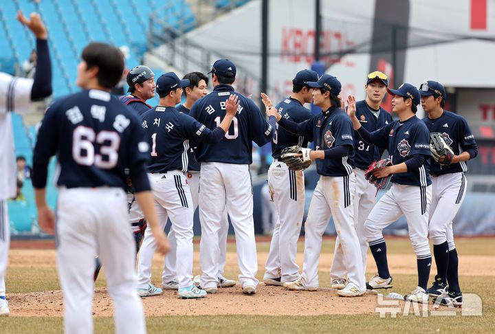 [대구=뉴시스] 이무열 기자 = 10일 대구 수성구 삼성라이온즈파크에서 열린 프로야구 ‘2025 신한 SOL 뱅크 KBO 리그’ 두산 베어스와 삼성 라이온즈의 시범경기, 8-5로 승리한 두산 선수들이 기뻐하고 있다. 2025.03.10. lmy@newsis.com