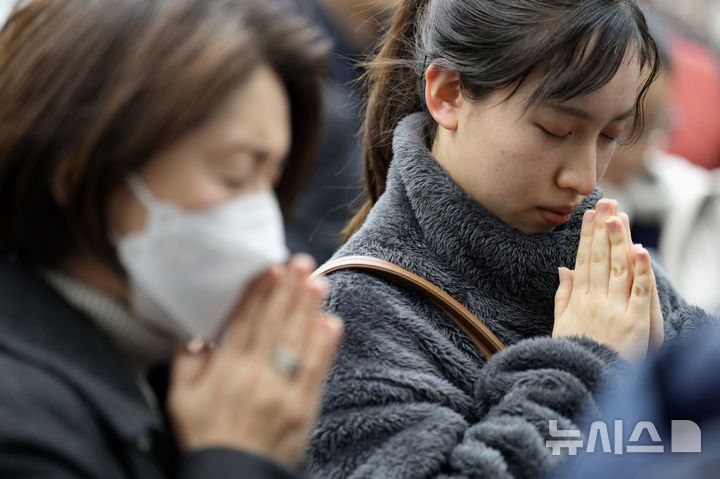 [도쿄=AP/뉴시스] 동일본 대지진 참사 14주년인 11일 일본 도쿄에서 시민들이 사고 당시와 같은 시간인 오후 2시 46분을 기해 희생자들을 추모하며 기도하고 있다. 2025.03.11.