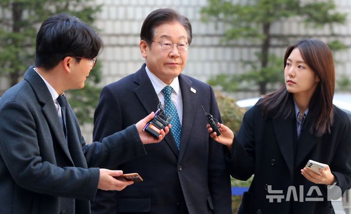[서울=뉴시스] 김혜진 기자 = 이재명 더불어민주당 대표가 11일 오전 서울 서초구 서울중앙지방법원에서 열린 '대장동 배임 및 성남FC 뇌물 의혹' 관련 특정범죄가중처벌등에관한법률위반 공판에 출석하고 있다. 2025.03.11. jini@newsis.com
