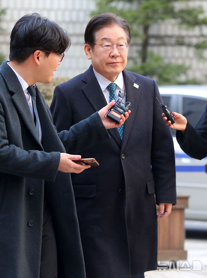 [서울=뉴시스] 김혜진 기자 = 이재명 더불어민주당 대표가 11일 오전 서울 서초구 서울중앙지방법원에서 열린 '대장동 배임 및 성남FC 뇌물 의혹' 관련 특정범죄가중처벌등에관한법률위반 공판에 출석하고 있다. 2025.03.11. jini@newsis.com