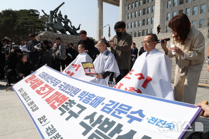 [서울=뉴시스] 조성봉 기자= 전진숙(왼쪽부터), 박홍배, 김문수 더불어민주당 의원이 11일 오후 서울 여의도 국회 본청 계단 앞에서 헌법재판소의 윤석열 대통령에 대한 조기 파면 결정을 촉구하며 삭발하고 있다. 2025.03.11. suncho21@newsis.com