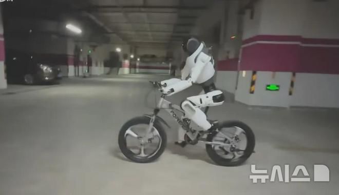 [베이징=뉴시스] 중국 휴머노이드 로봇 제조업체 즈위안로봇(AgiBot·애지봇)은 11일 자전거를 타거나 호버보드에 올라 균형을 잡는 등 인간과 거의 유사하게 움직일 수 있는 최신 휴머노이드 로봇 '링시 X2'를 공개했다.(사진=중국 바이두 갈무리) *DB 및 재배포 금지 2025.03.12 photo@newsis.com